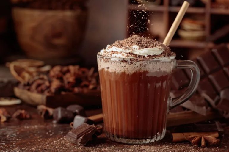 7 неожиданных ингредиентов, которые делают горячий шоколад волшебным